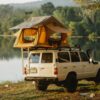 Dachzelt aufgebaut auf SUV – Outdoor-Abenteuer und Übernachtung