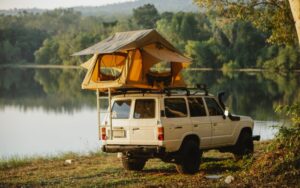 Dachzelt aufgebaut auf SUV – Outdoor-Abenteuer und Übernachtung