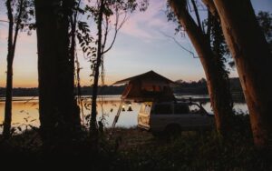 Camping mit Dachzelt – entspannter Lifestyle am Fahrzeug in Europa