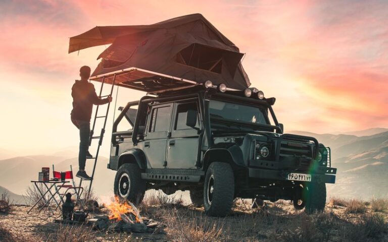 Dachzelt-Abenteuer: Camping mit Dachzelt auf dem Auto in der Natur
