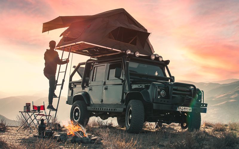 Dachzelt-Abenteuer: Camping mit Dachzelt auf dem Auto in der Natur