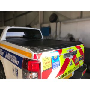 246a6f11-1a81-4950-8c26-ba37d9808983.jpg Ladeflächenabdeckung im Roll- und Lock-Stil für Mitsubishi L200 ab 2015